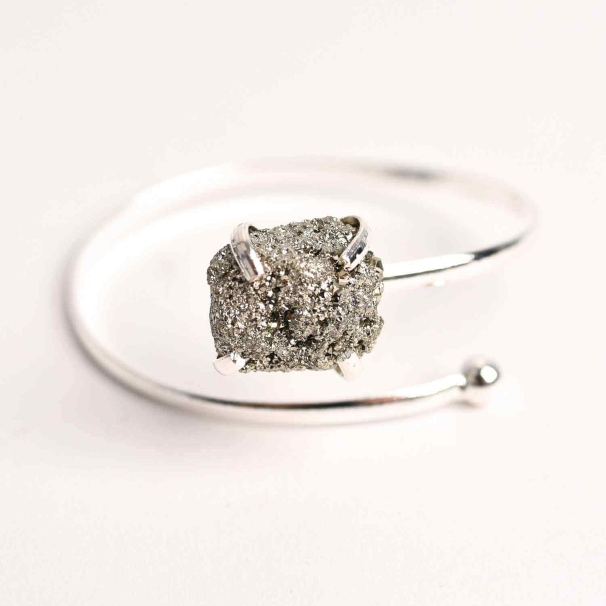 Bratara Metalica Argintie cu Piatra de Pirita, Eleganta si Prosperitate