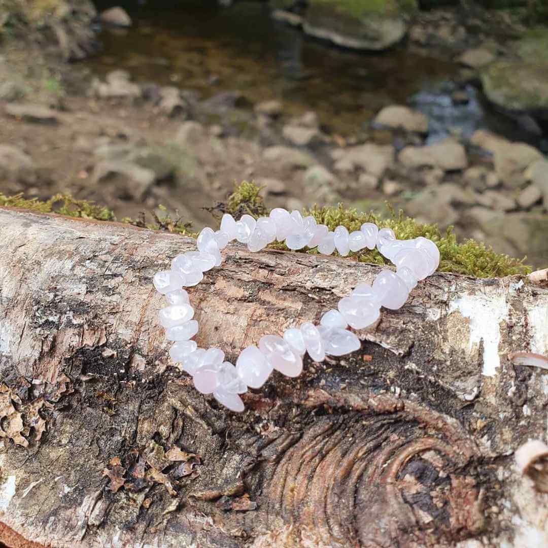 Bratara din cuart roz cu cristale cioplite in forma de chips-uri