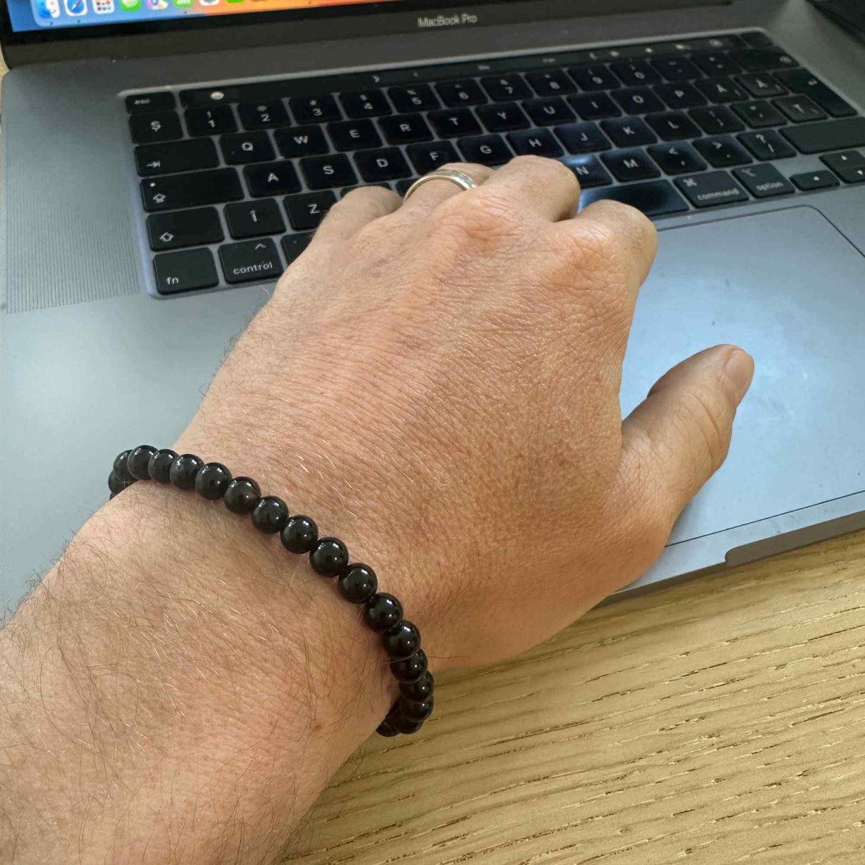 Bratara elastica cu margele de onix negru stralucitor natural de 6 mm - Adevar + Forta - Bratara unisex cu margele neagra de inalta calitate pentru barbati si femei - Dimensiune reglabila