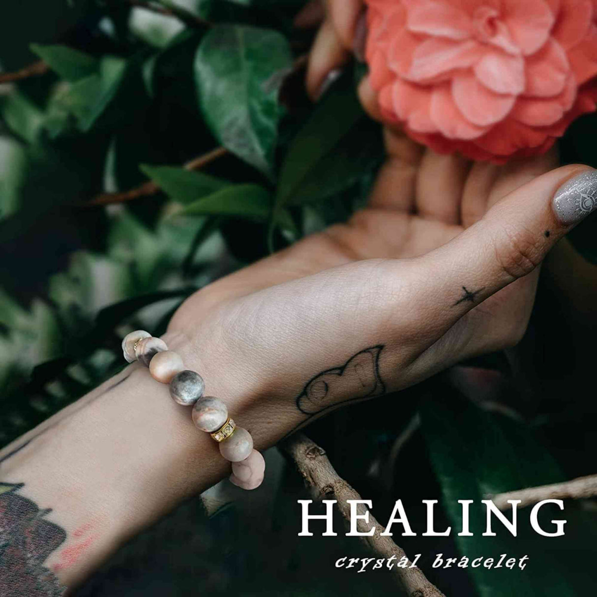 Bratara elastica cu pietre semipretioase zebra stone roz de 10 si 5 mm cu margele aurii si strasuri