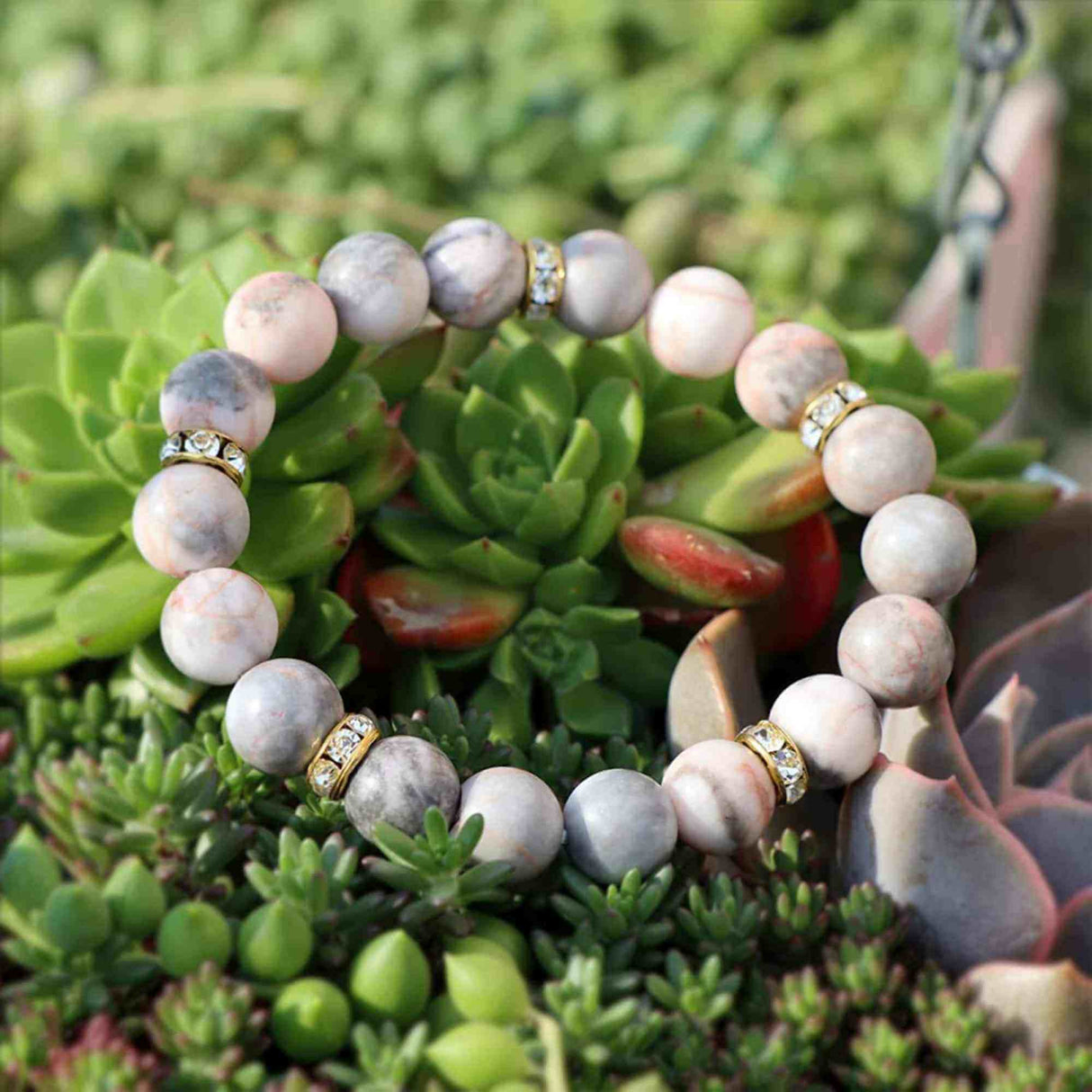 Bratara elastica cu pietre semipretioase zebra stone roz de 10 si 5 mm cu margele aurii si strasuri