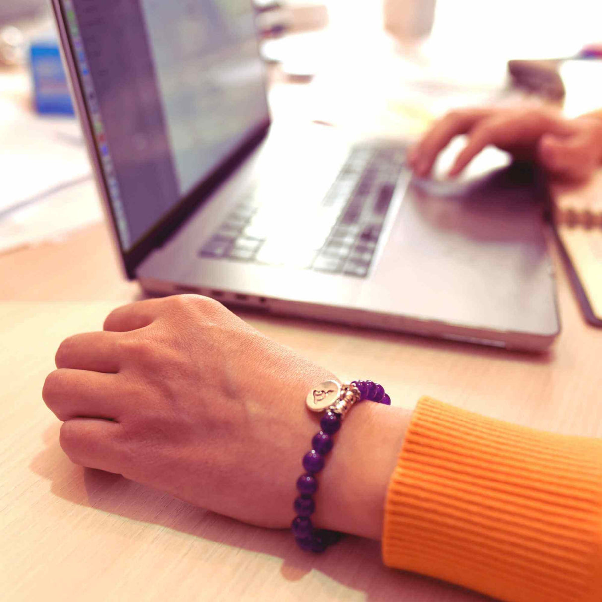 Bratara zen cu cristale semipretioase din ametist 8 mm si pandantiv argintiu gravat cu Buddha Feng shui pentru meditatie, liniste, echilibru