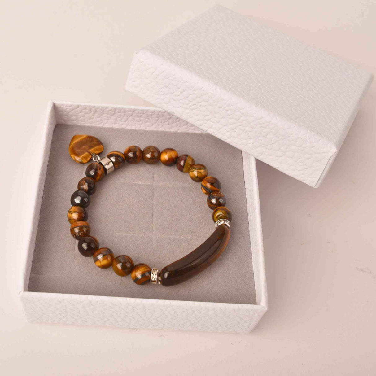 Bratara cu pietre semipretioase margele 8mm ochi de tigru si inima: Vindecare, echilibru si dragoste pentru tine si cei dragi