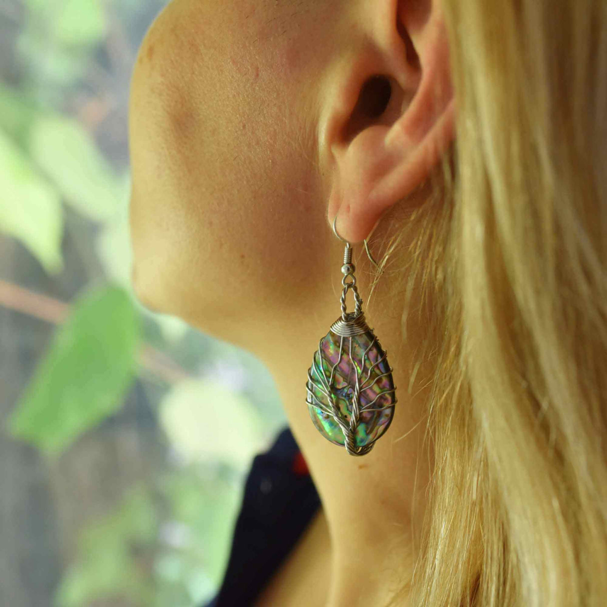 Cercei din scoici Abalone cu invelis din sarma placata in culoarea argintului sub forma de Arborele vietii