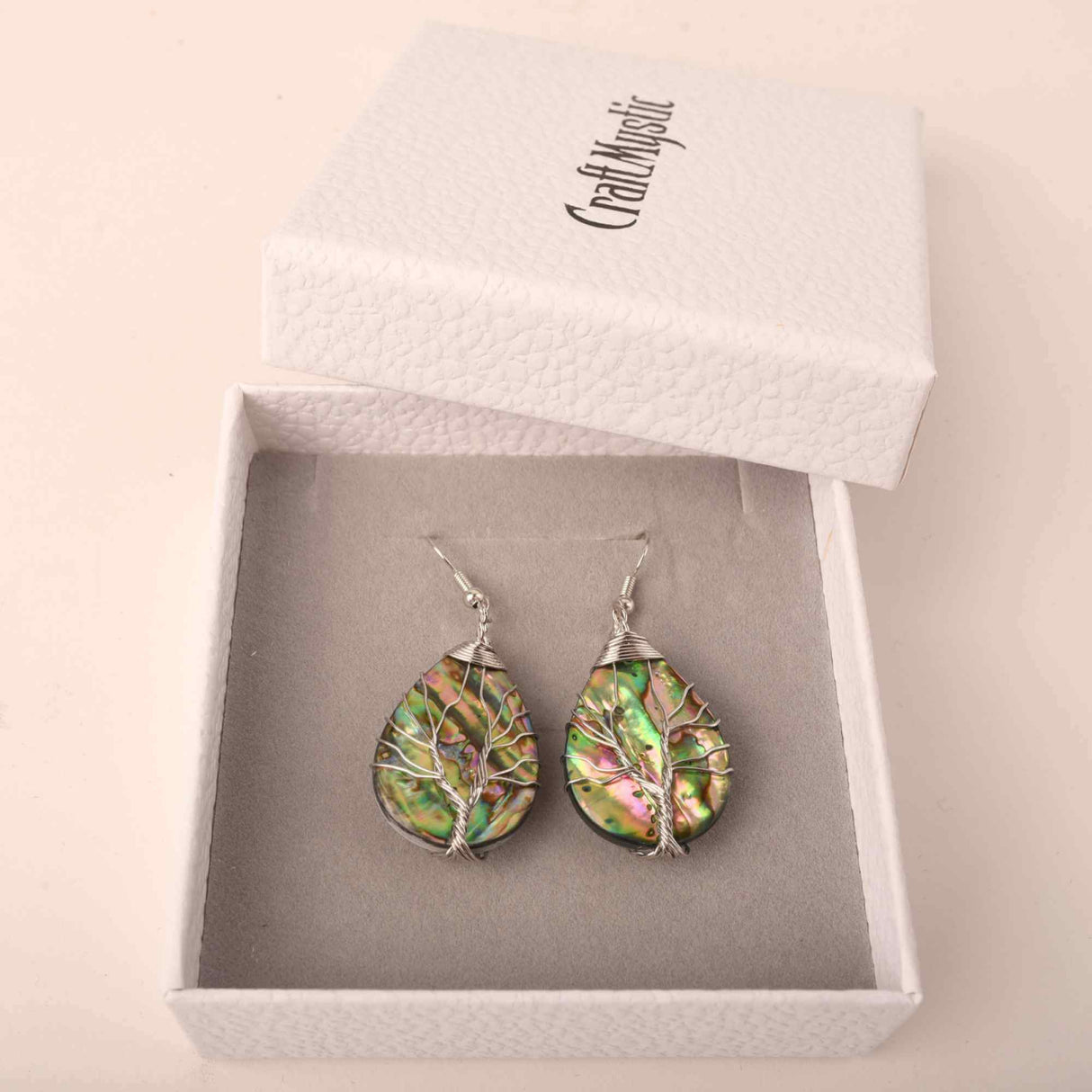 Cercei din scoici Abalone cu invelis din sarma placata in culoarea argintului sub forma de Arborele vietii