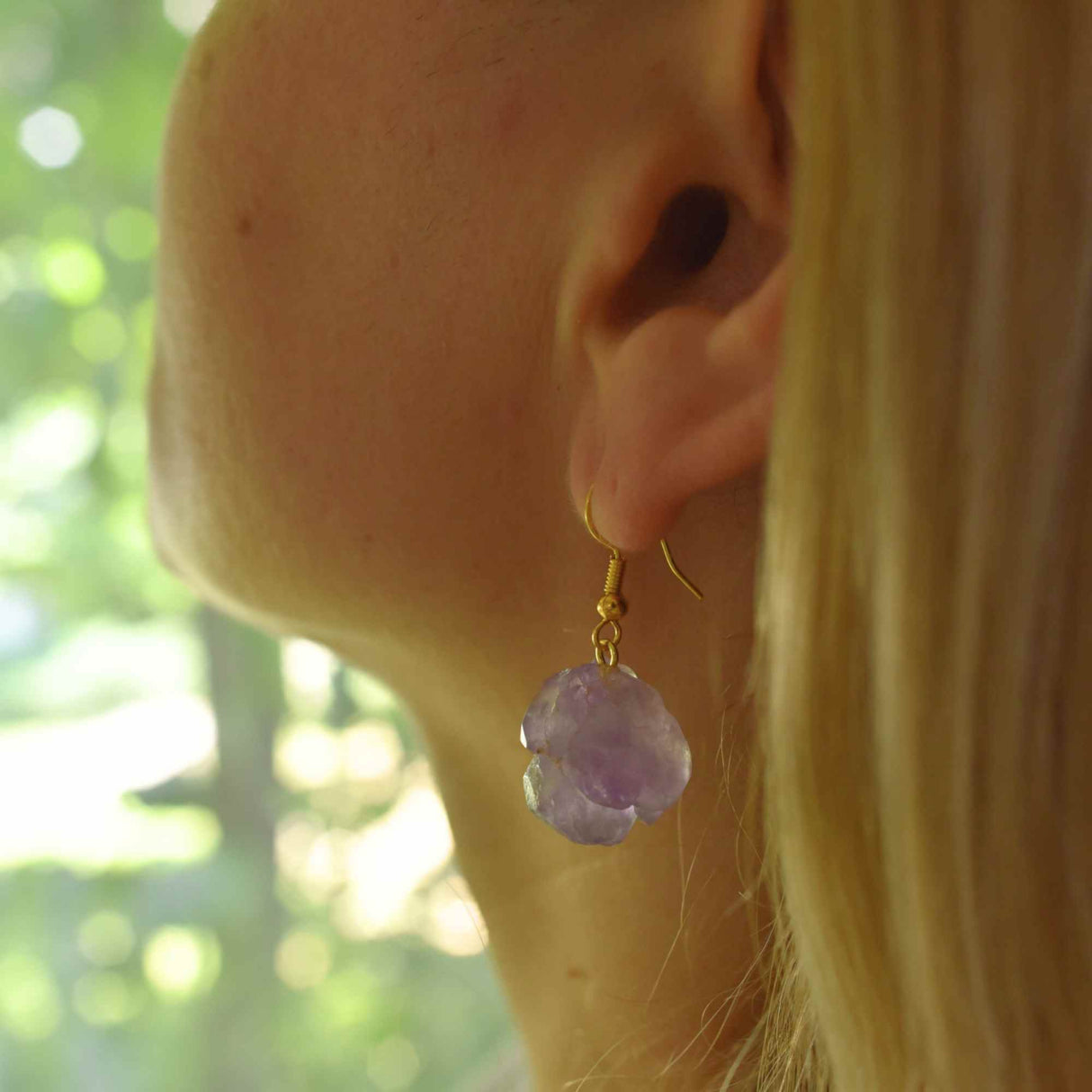 Cercei cu cristal vindecator ametist brut pentru femei | Bijuterii cu metal placat auriu pentru constientizare si pace spirituala
