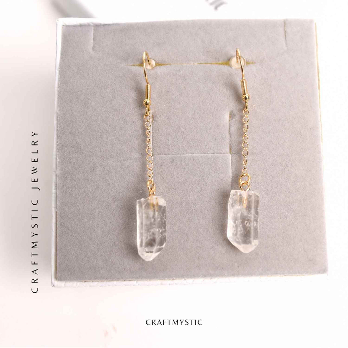 Cercei Aurii cu Lant si Cristal de Stanca, Claritate si Eleganța