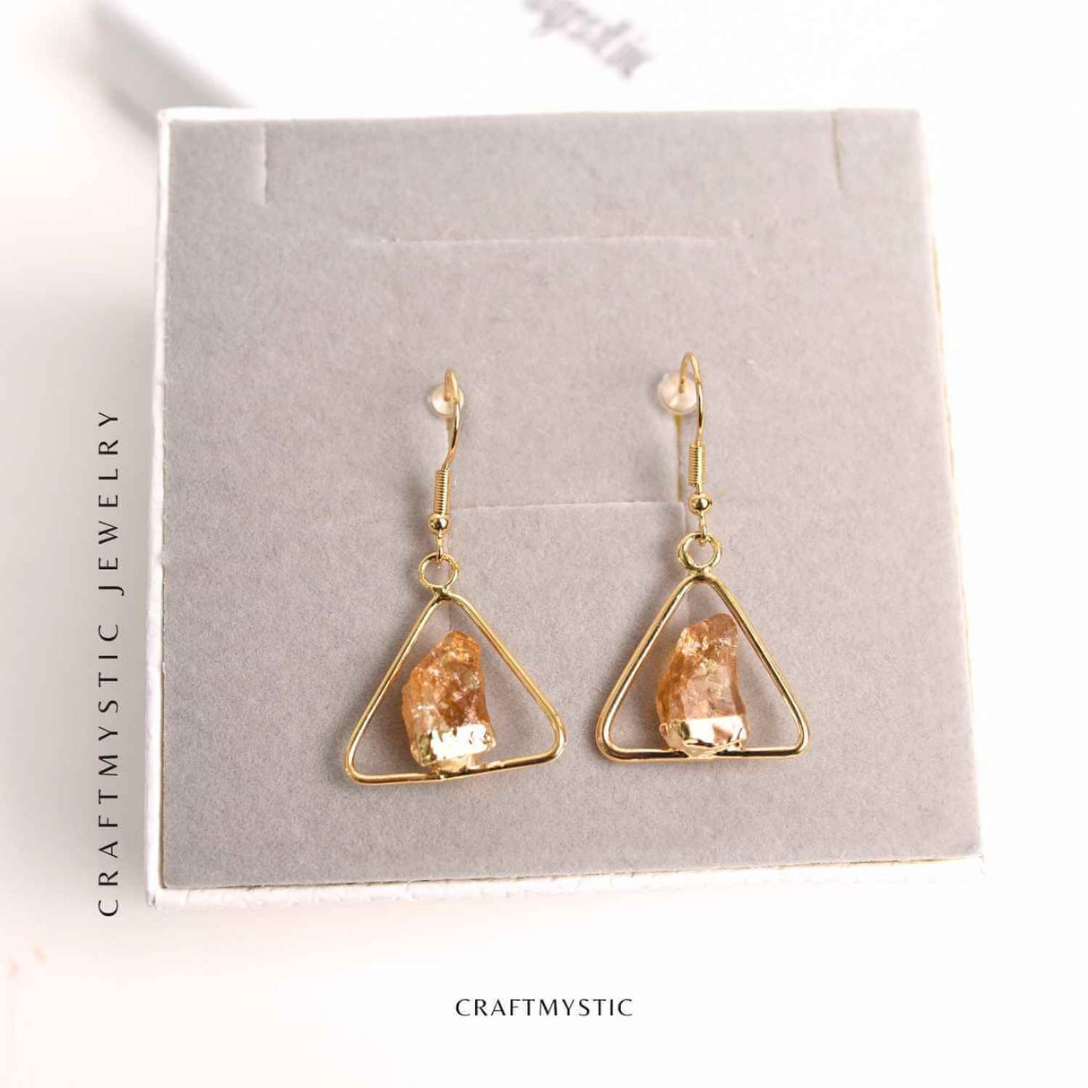 Cercei Aurii model Triunghi cu Citrin, Eleganta si Energie Pozitiva