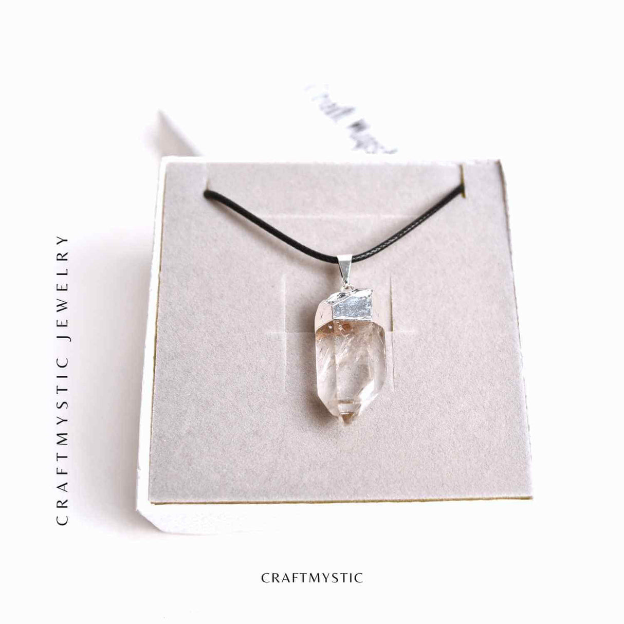Colier cu pandantiv argintiu din cuart de stanca – Claritate si Energie Pozitiva