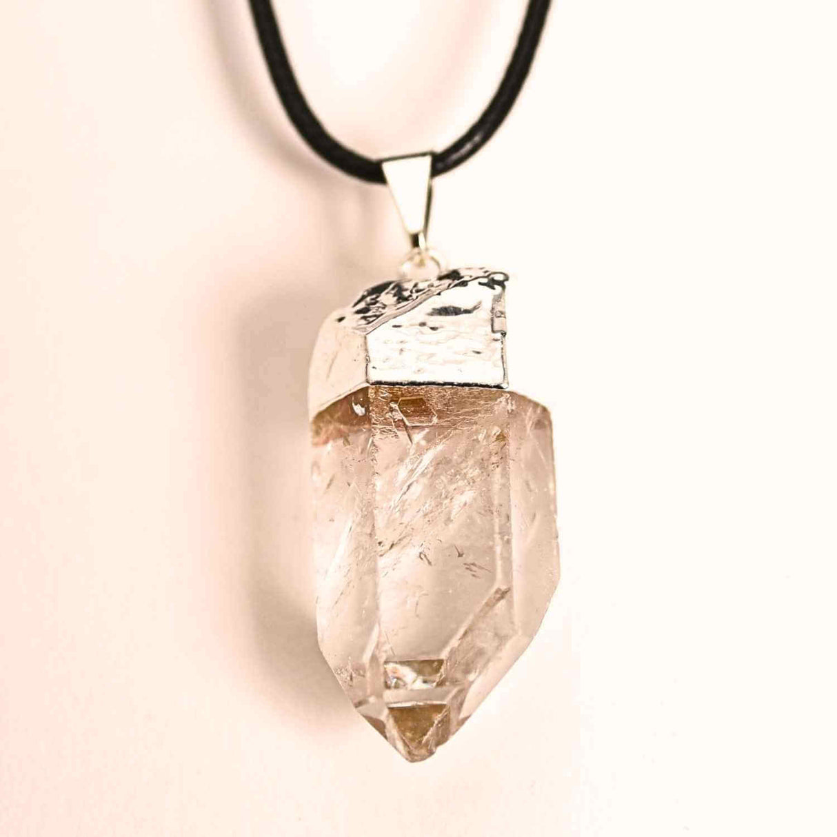 Colier cu pandantiv argintiu din cuart de stanca – Claritate si Energie Pozitiva