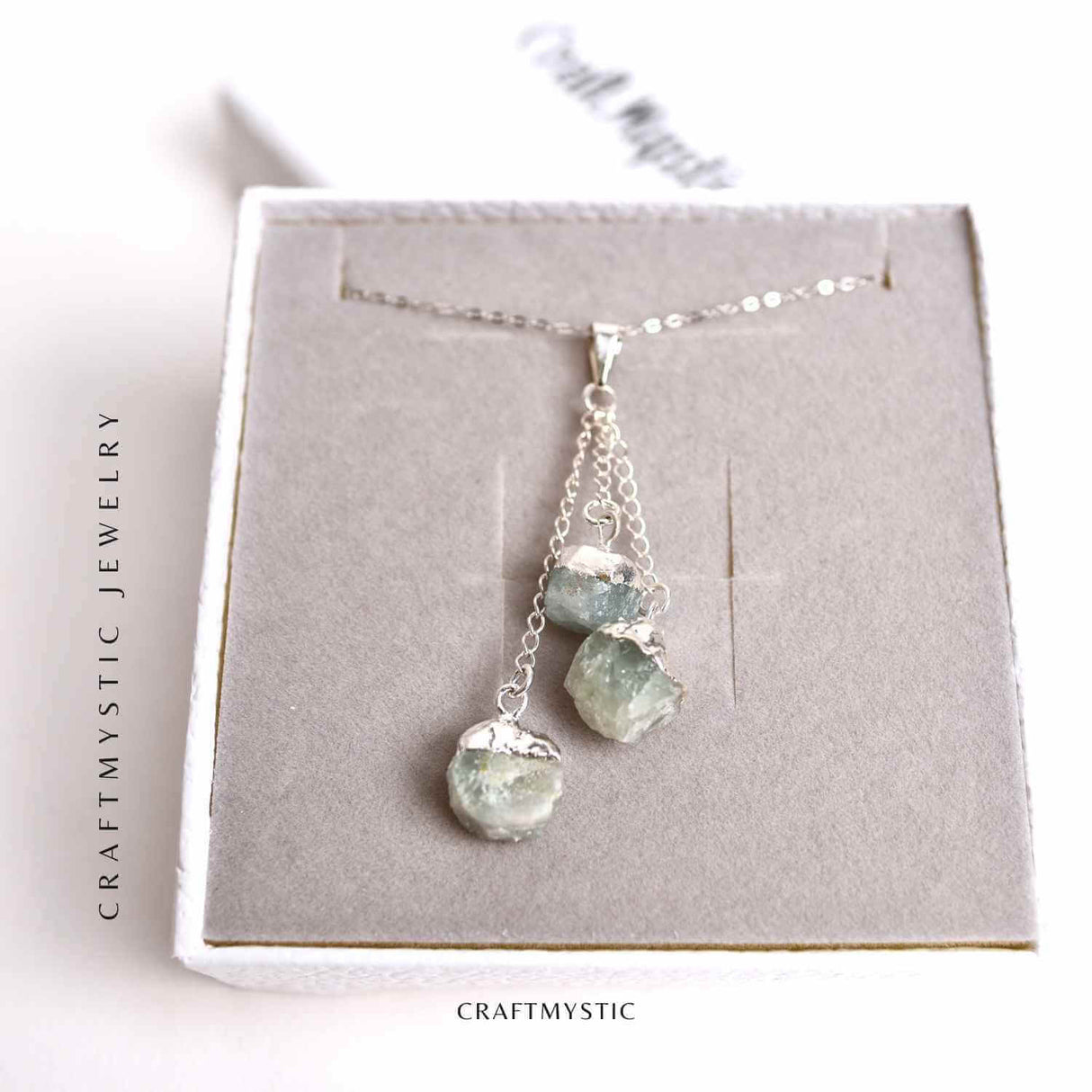 Colier cu lant argint 925 si pandantiv argintiu cu 3 pietre de Acvamarin – Calm si Eleganta