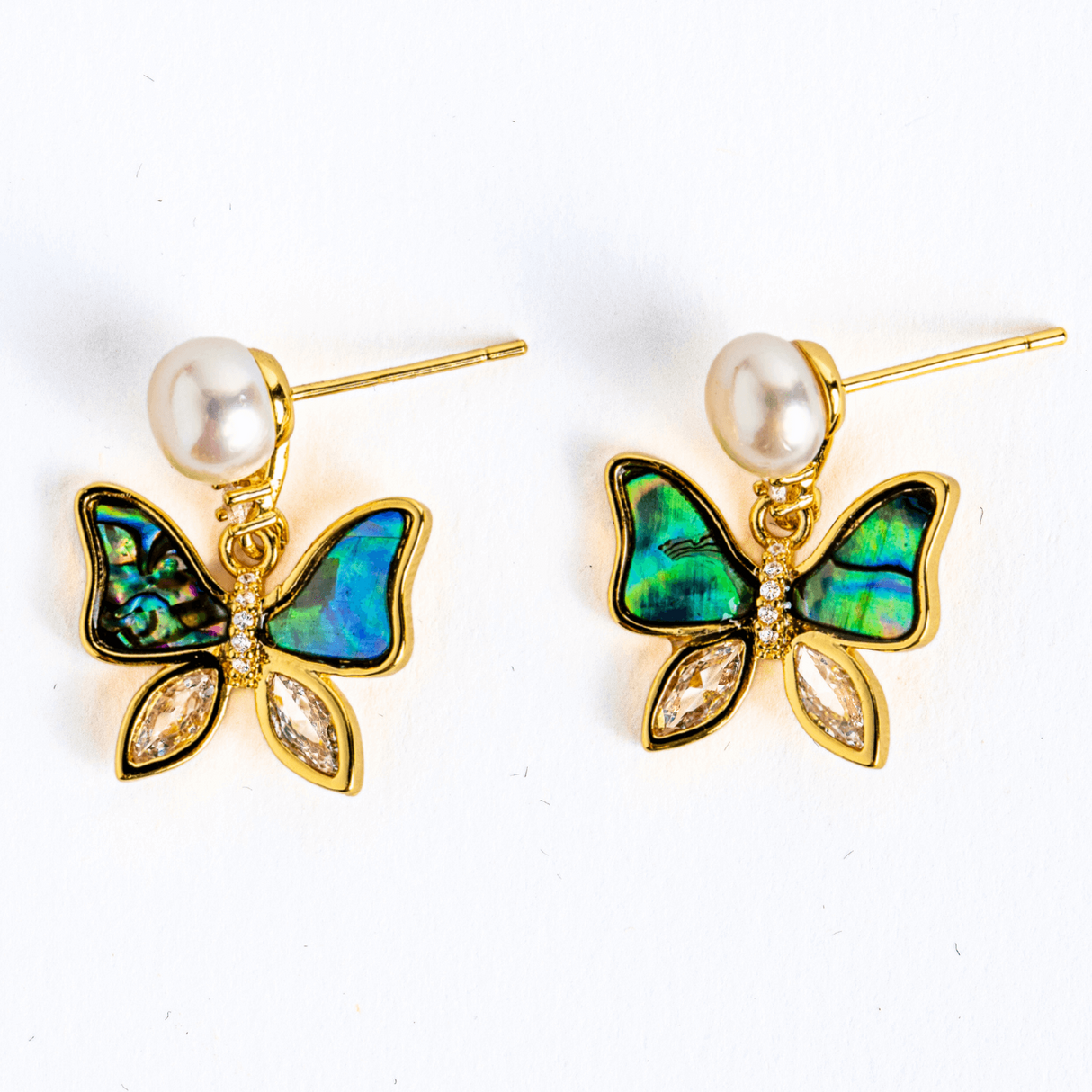 Cercei fluture cu perla naturala – Rafinament si renastere