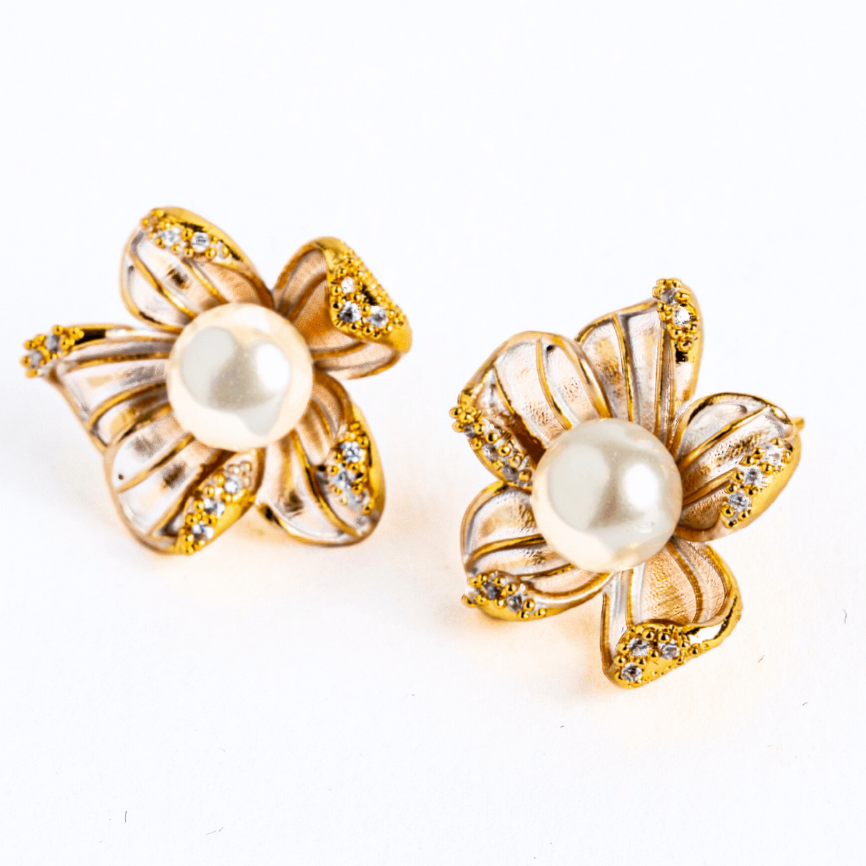 Floare de lumina – Cercei cu perla naturala si design floral