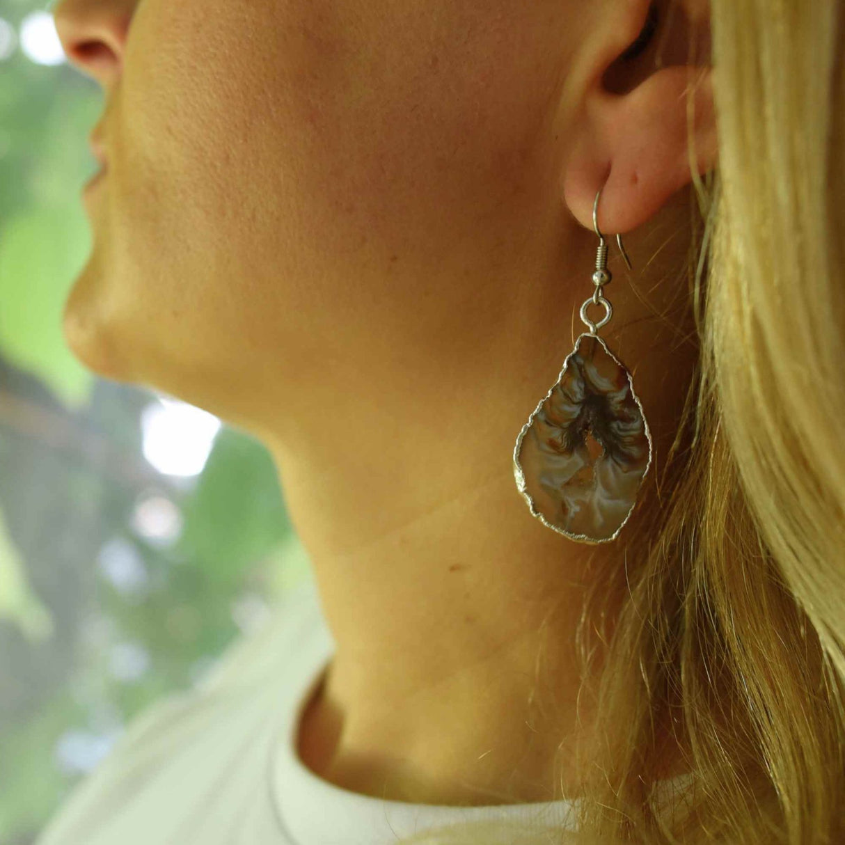 Cercei cu piatra semipretioasa naturala onyx deschis forma geoda cu metal placat argintiu