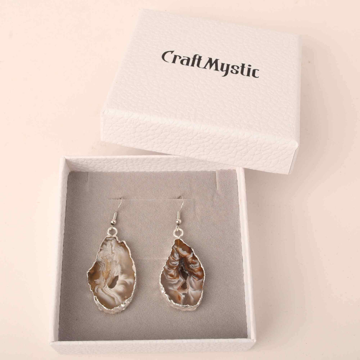 Cercei cu piatra semipretioasa naturala onyx deschis forma geoda cu metal placat argintiu