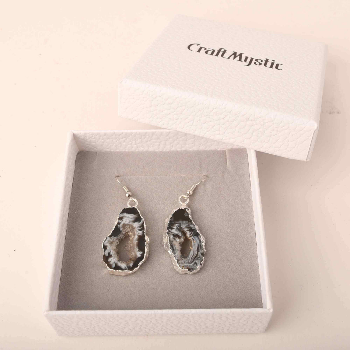 Cercei cu piatra semipretioasa naturala onyx negru forma geoda cu metal placat argintiu