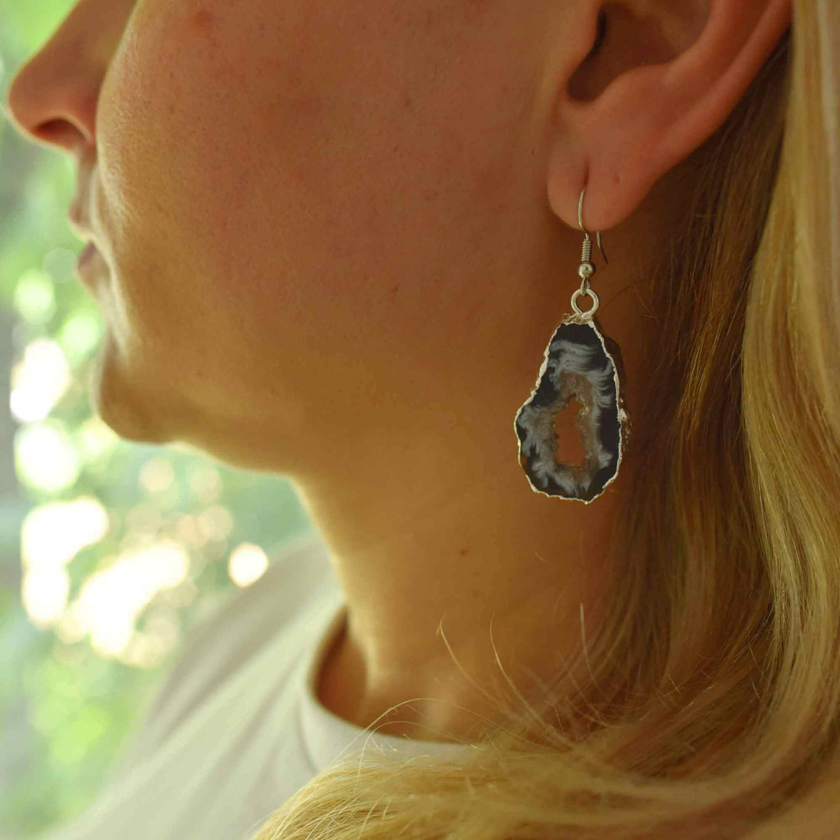Cercei cu piatra semipretioasa naturala onyx negru forma geoda cu metal placat argintiu