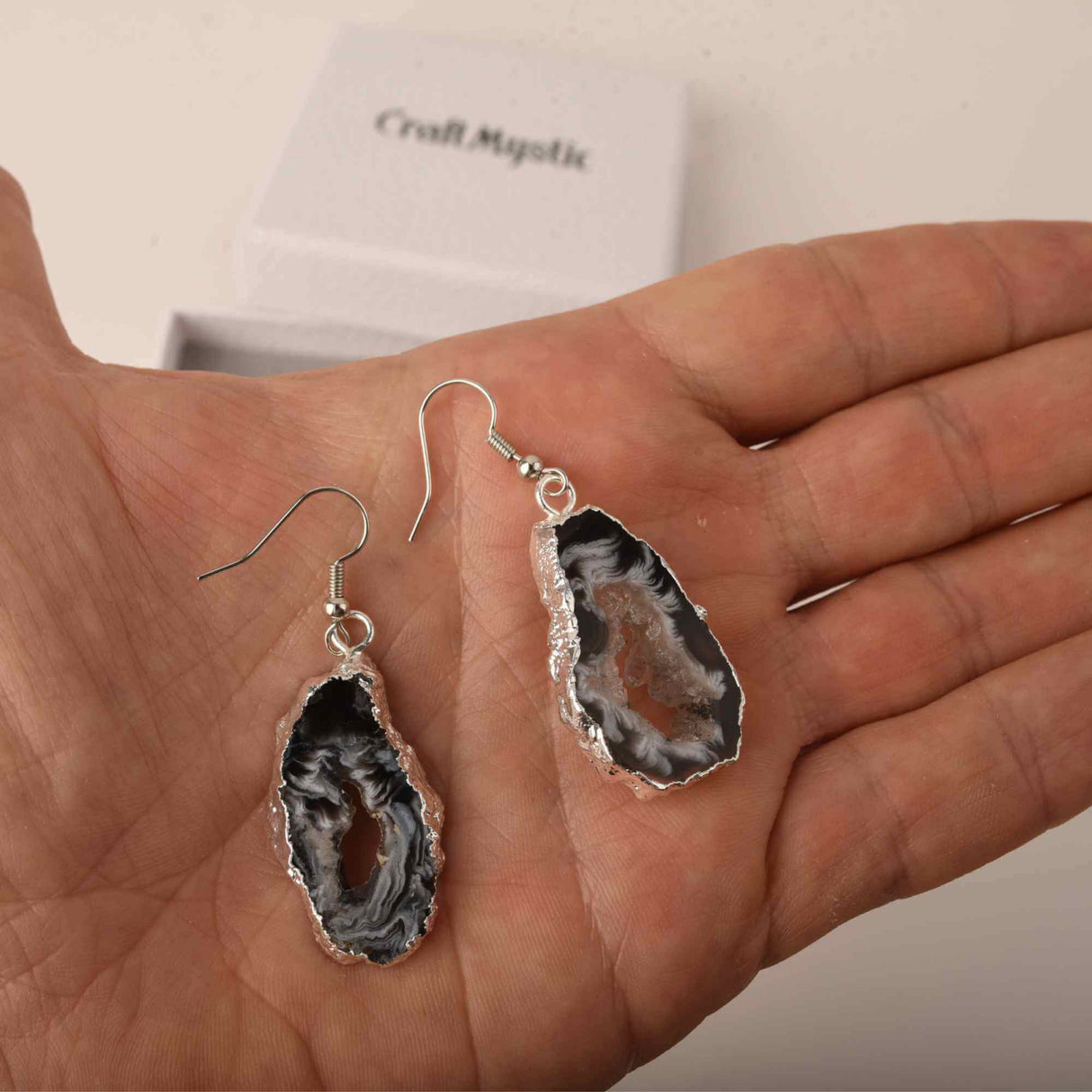 Cercei cu piatra semipretioasa naturala onyx negru forma geoda cu metal placat argintiu