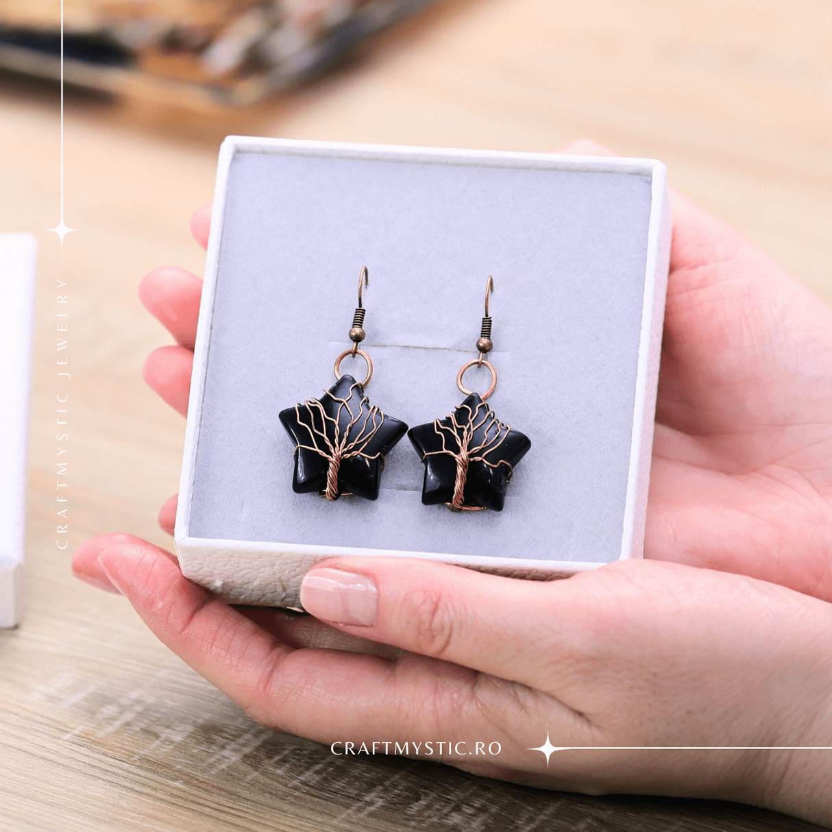 Cercei Aurii cu Piatra de Obsidian in Forma de Stea