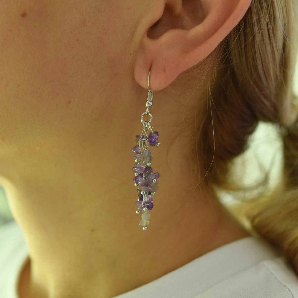 Cercei cu carlig cu piatra de cristal ametist polisat