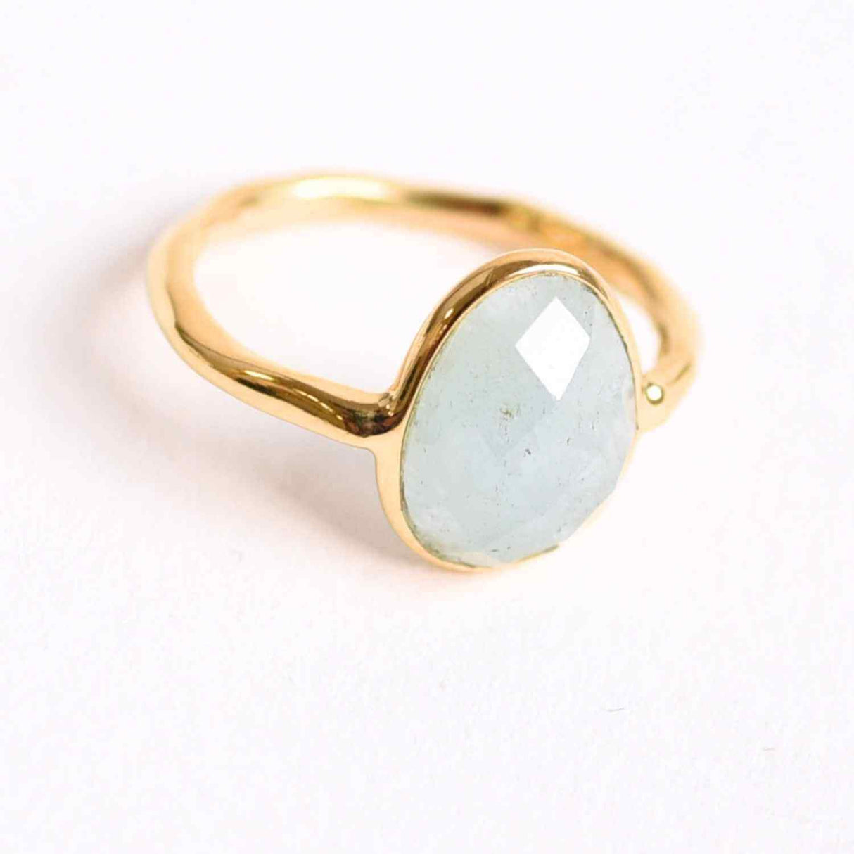 Inel cu Acvamarin Fatetat din Argint 925 placat cu Aur de 18K 1.54 gr – Liniste Interioara si Claritate in Comunicarea Sufletului