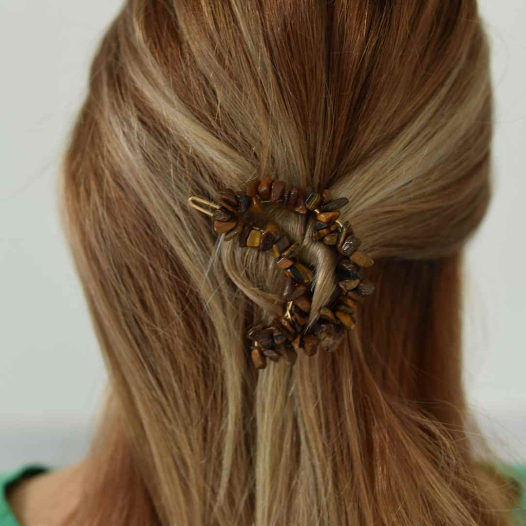 Cleme de par in forma de semiluna cu piatra naturala semipretioasa Ametist pentru un look chic si vibratii pozitive