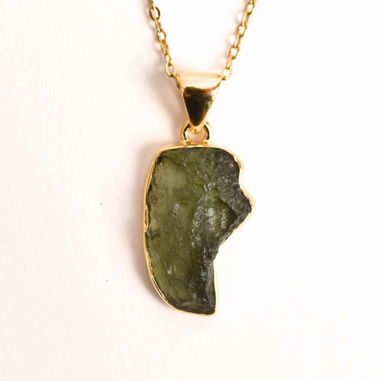 Colier cu lant de inox aurit si pandantiv montura argint 925, placat cu aur 18 k si Moldavit natural, 2.55 gr – Protectie si transformare