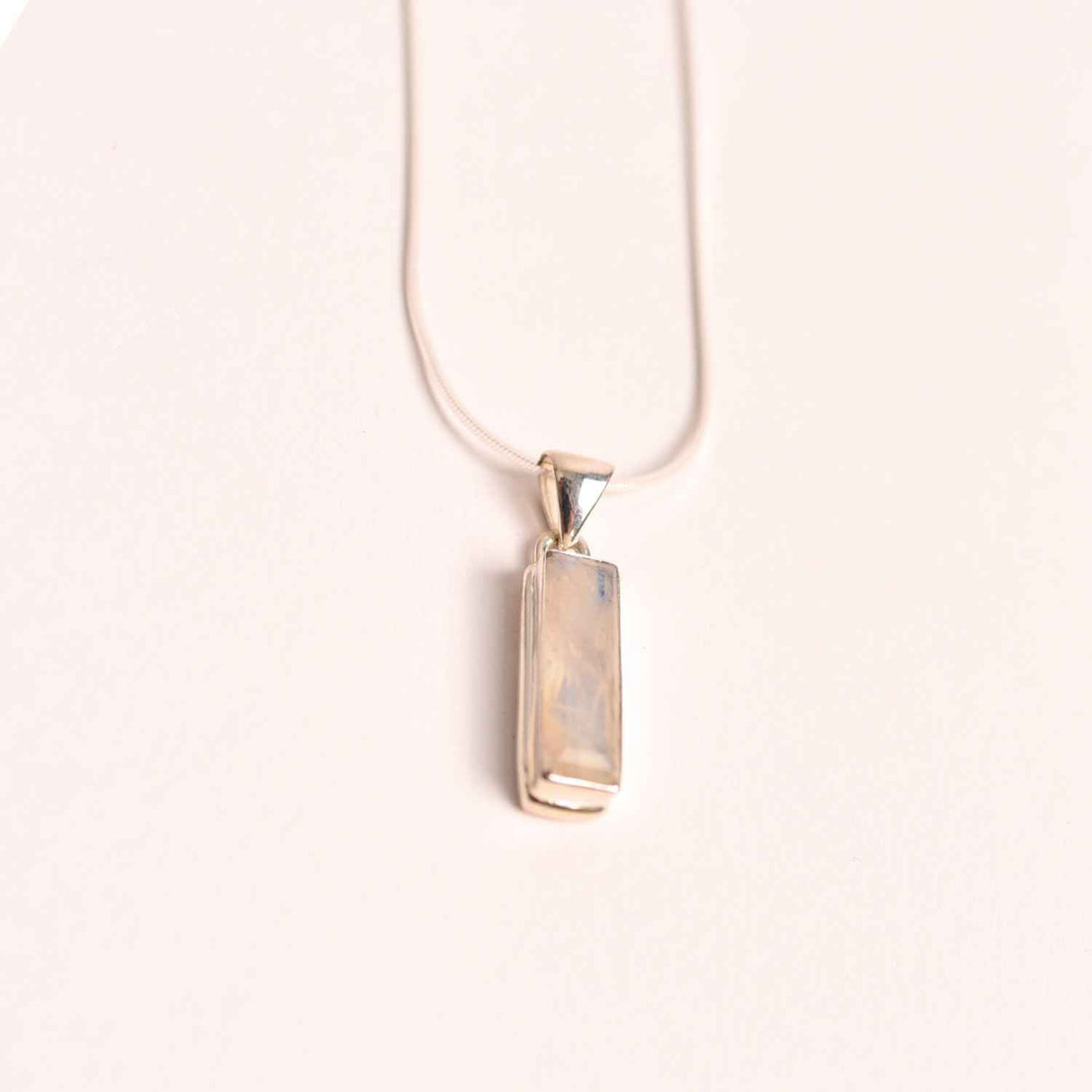 Colier Argint 925 cu Piatra Lunii Curcubeu Fatetat – Bijuterie pentru Echilibru Emoțional