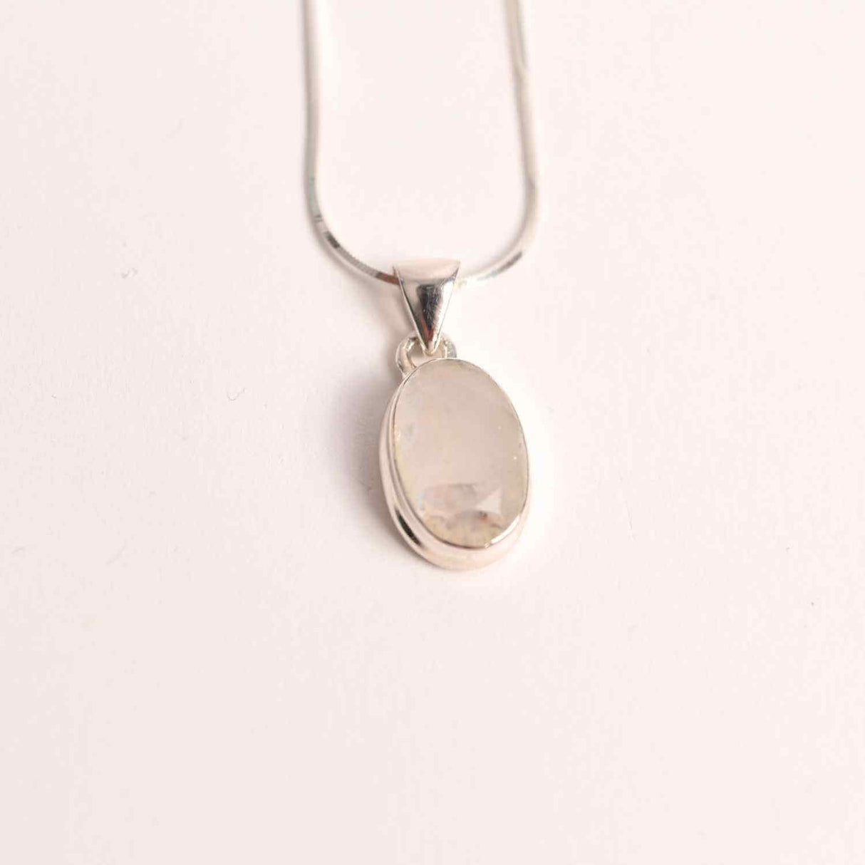 Colier Argint 925 cu Piatra Lunii Curcubeu Fatetat – Bijuterie pentru Echilibru Emoțional