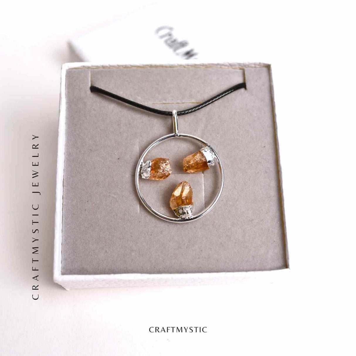 Colier cu pandantiv rotund si 3 pietre de Citrin – Abundenta si Energie Pozitiva