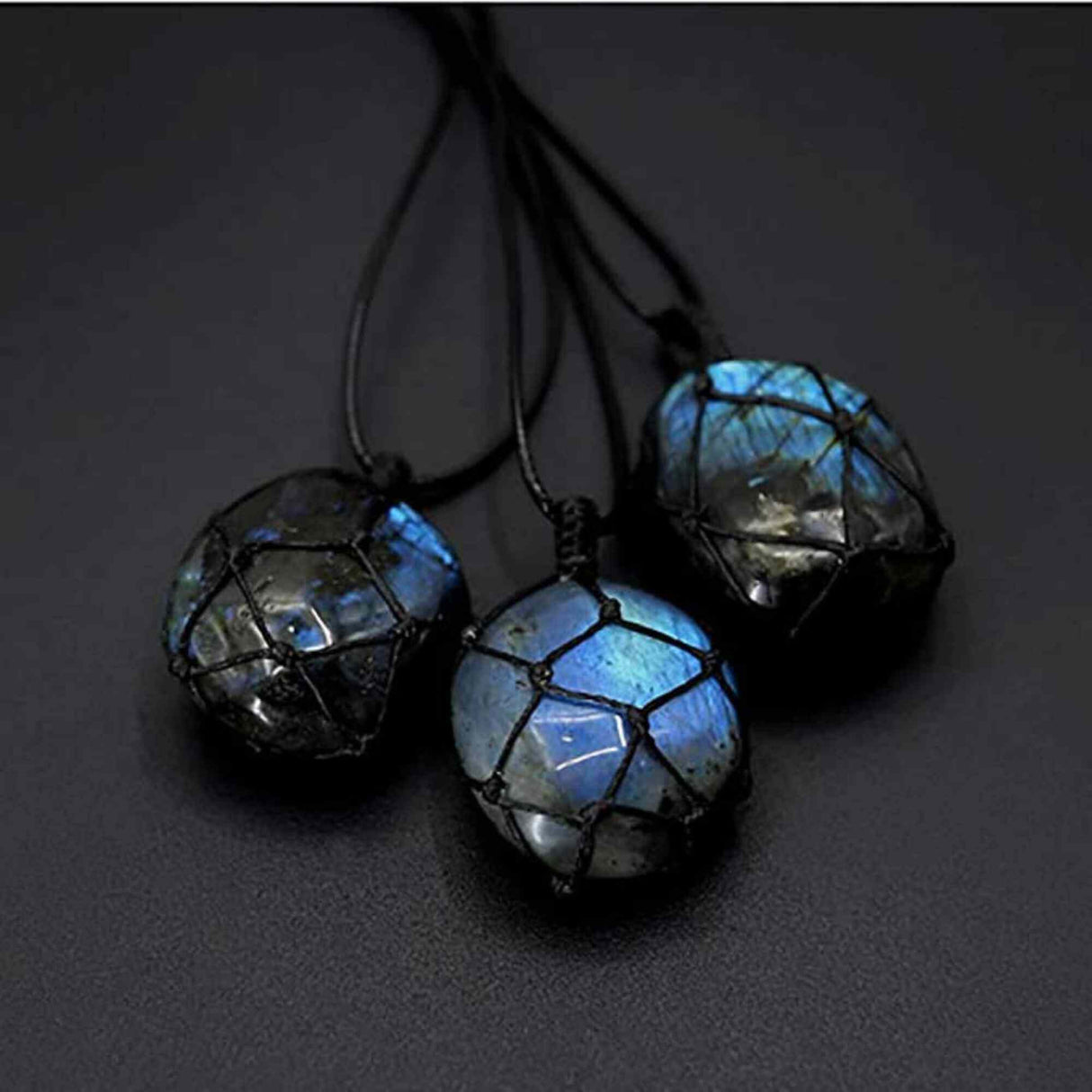 Colier cu cristal Labradorit in forma ovala, infasurat intr-o plasa de franghie neagra – o piatra semipretioasa pentru meditatie, intuitie, imaginatie