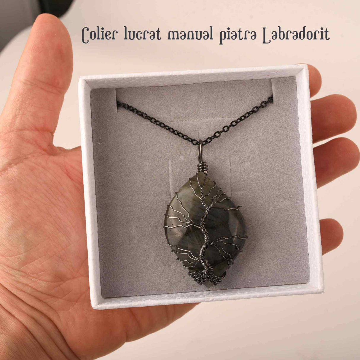 Colier cu pandantiv din labradorit natural pentru barbati si femei - Cristal neregulat lucrat manual, invelit cu sarma model arborele vietii - O piatra semipretioasa pentru meditatie, intuitie, imagin