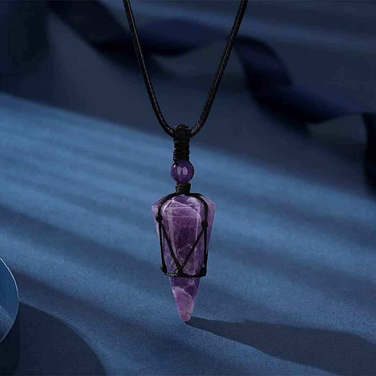 Colier cu cristal vindecator Ametist, cu 6 fatete si franghia impletita – pentru pace interioara, calm si reducerea stresului