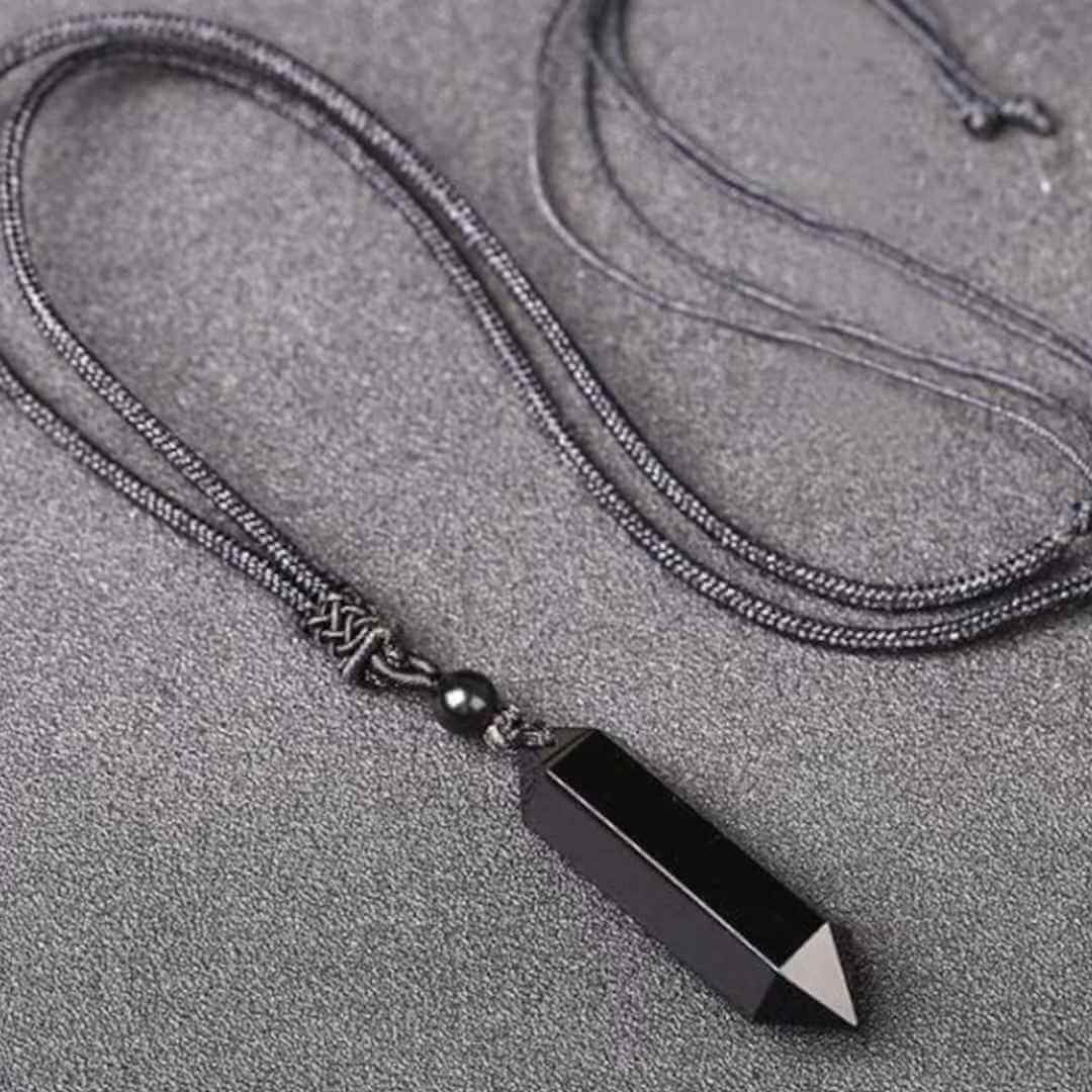 Colier cu cristal vindecator Obsidian Negru, in forma hexagonala cu dublu varf si franghie neagra ajustabila – pentru protectie, stabilitate si armonie