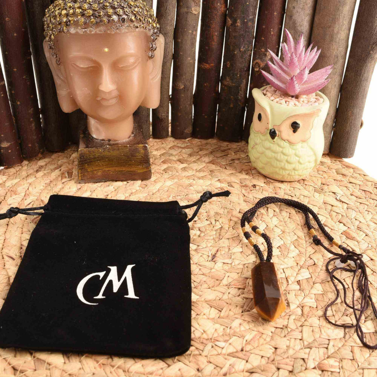 Colier cu cristal vindecator Ochi de Tigru, in forma hexagonala cu dublu varf – pentru protectie, vointa si noroc.