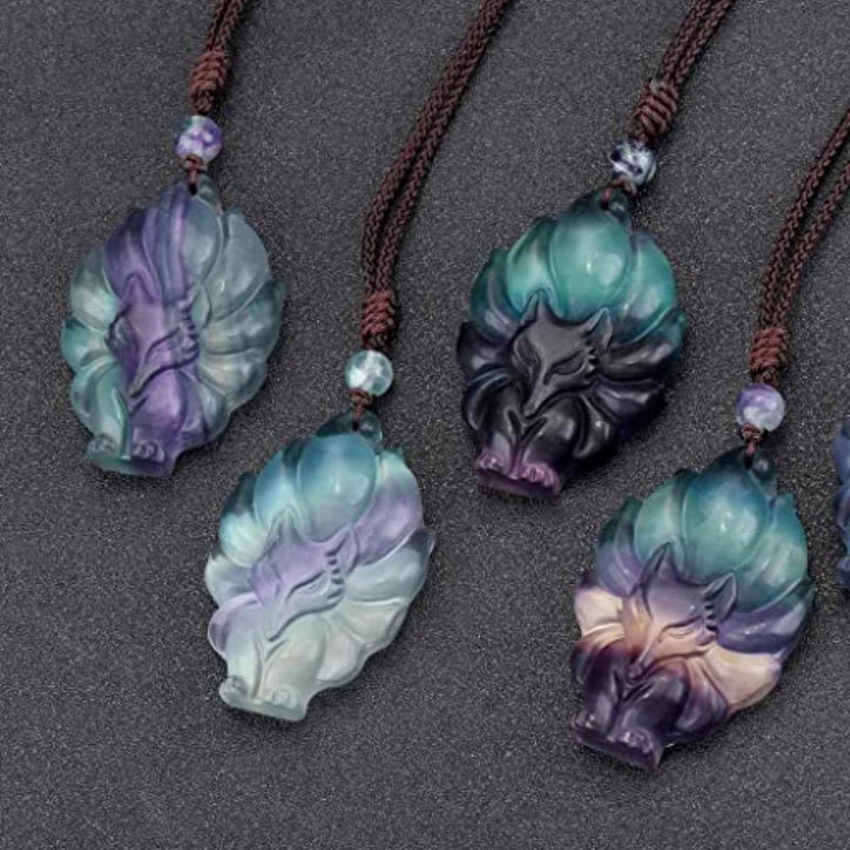 Colier cu pandantiv chip de vulpe din cristal vindecator Flourit – semnificatia pandantivului: intelepciune, frumusete, inteligenta, adaptabilitate si oportunitate