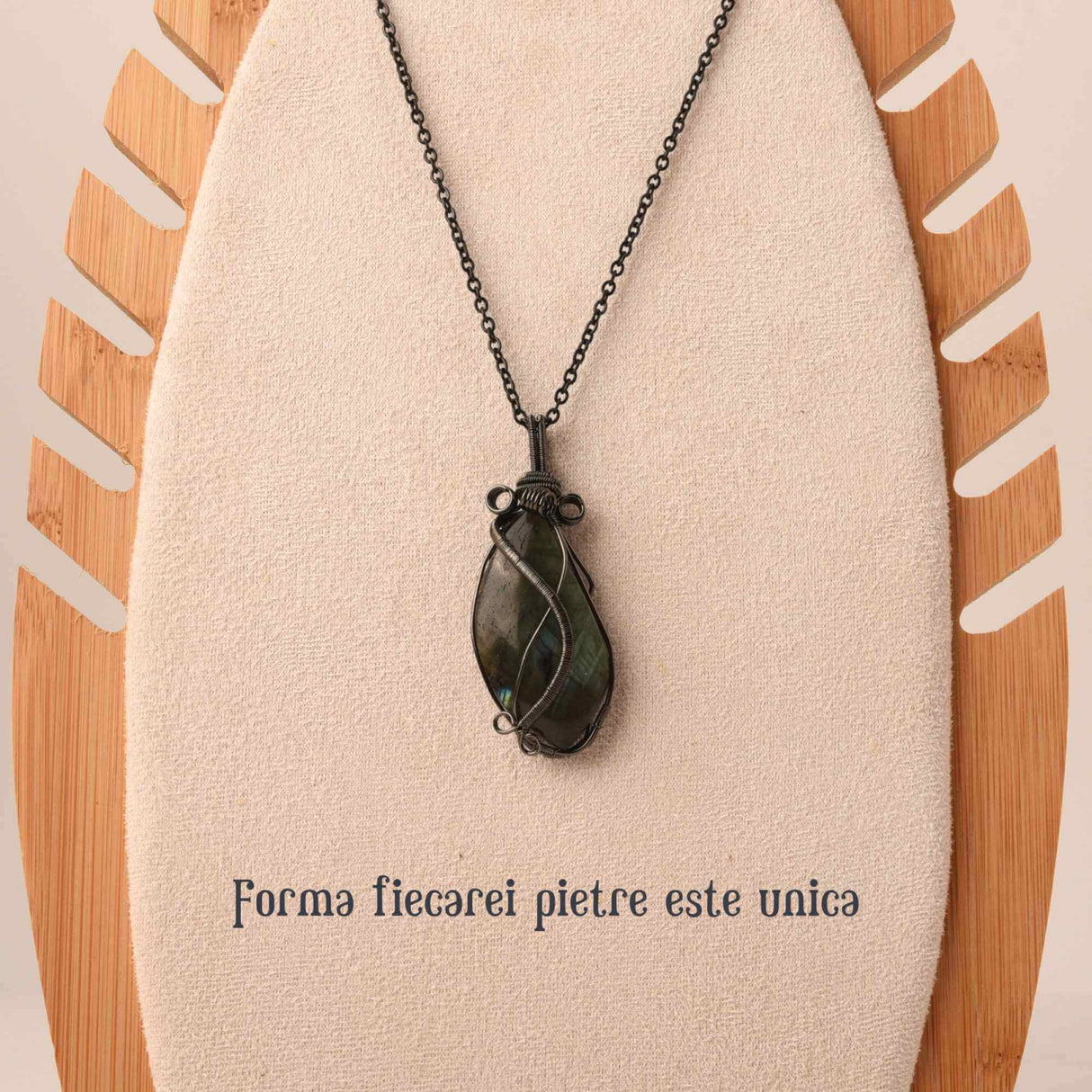 Colier cu pandantiv din labradorit natural pentru barbati si femei - Cristal neregulat lucrat manual, invelit cu sarma model neregulat - O piatra semipretioasa pentru meditatie, intuitie, imagin