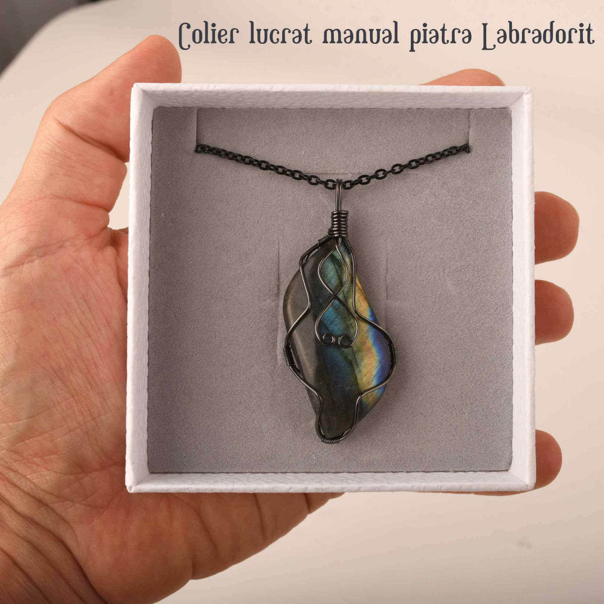 Colier cu pandantiv din labradorit natural pentru barbati si femei - Cristal neregulat lucrat manual, invelit cu sarma in model neregulat - O piatra semipretioasa pentru meditatie, intuitie si imagina