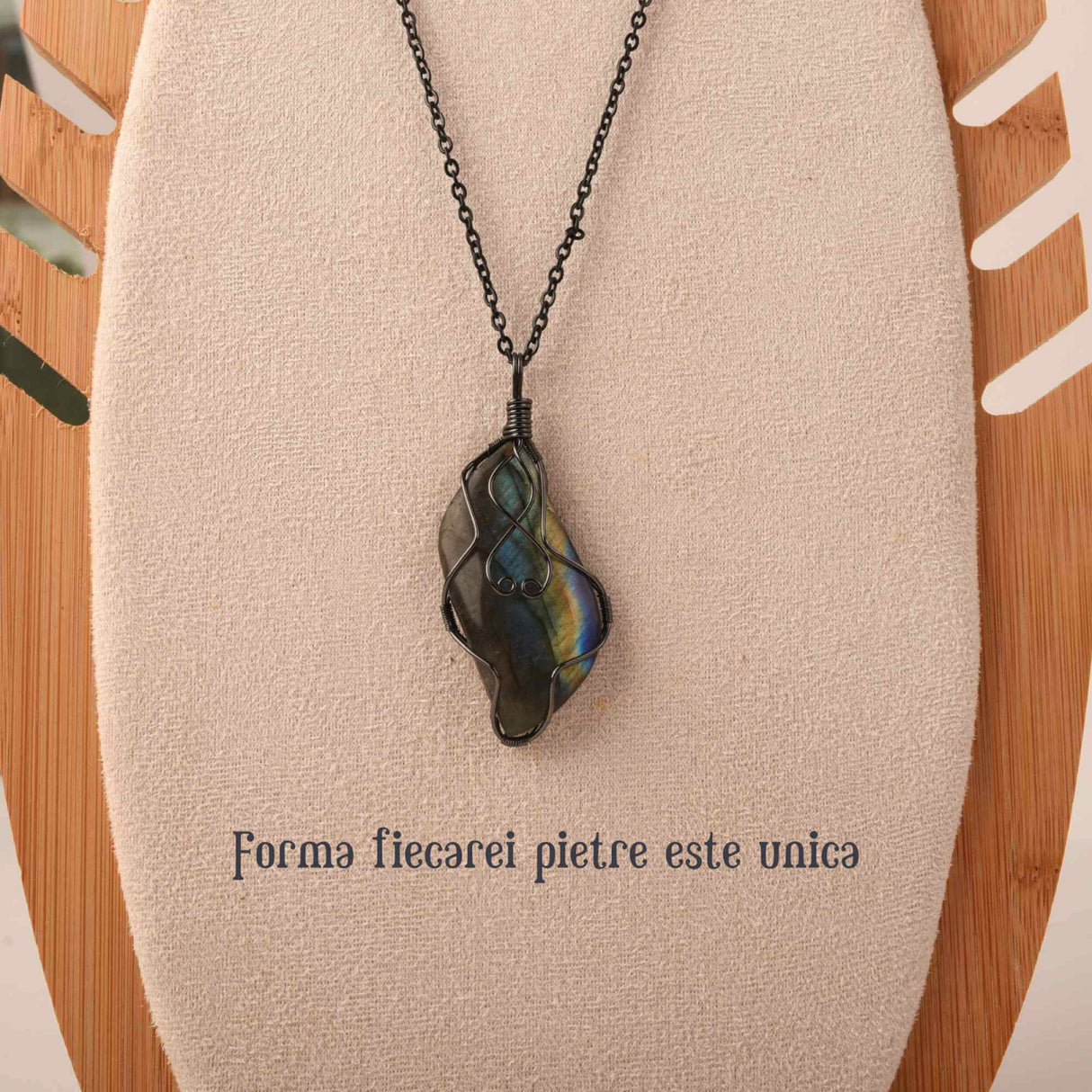 Colier cu pandantiv din labradorit natural pentru barbati si femei - Cristal neregulat lucrat manual, invelit cu sarma in model neregulat - O piatra semipretioasa pentru meditatie, intuitie si imagina