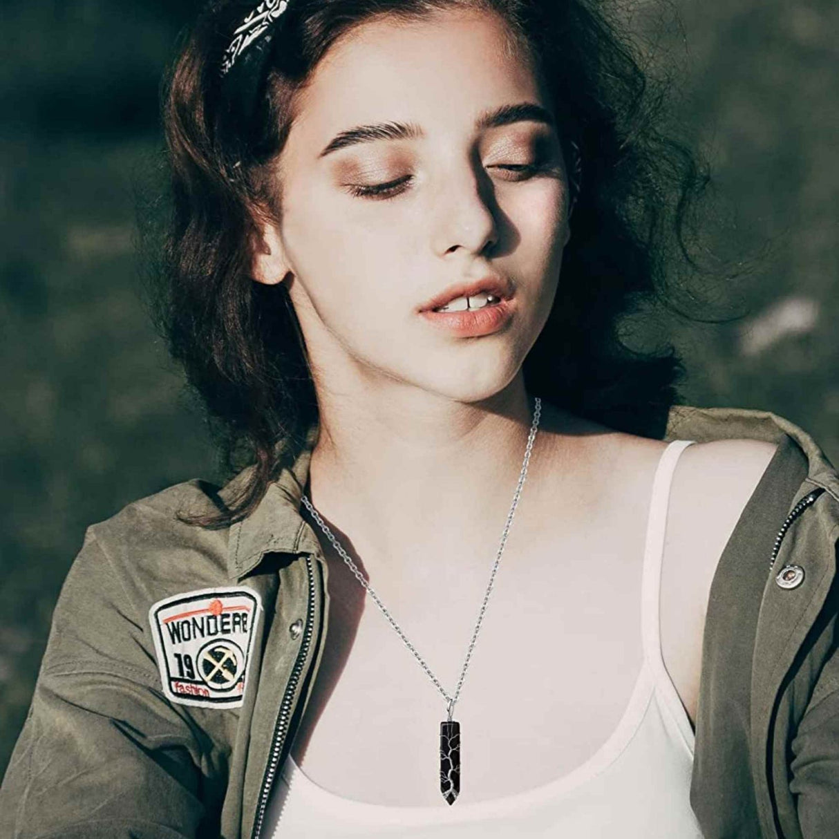 Colier cu pandantiv hexagonal din cristal obsidian - Realizat manual, infasurat intr-o sarma de cupru argintie, dandu-i o forma perfecta