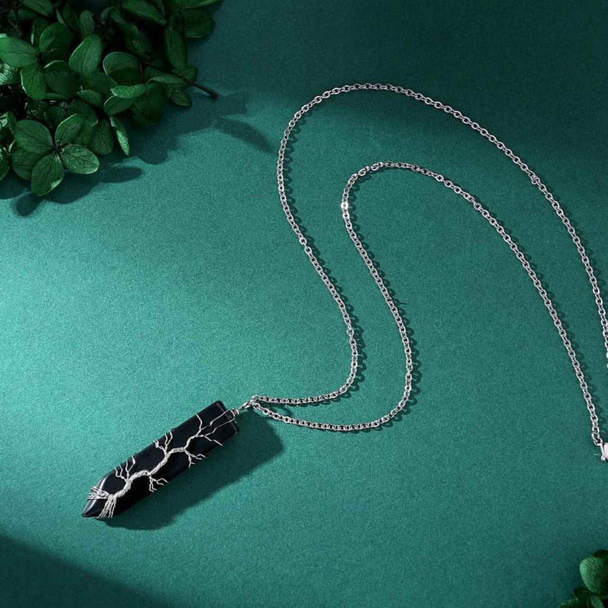 Colier cu pandantiv hexagonal din cristal obsidian - Realizat manual, infasurat intr-o sarma de cupru argintie, dandu-i o forma perfecta