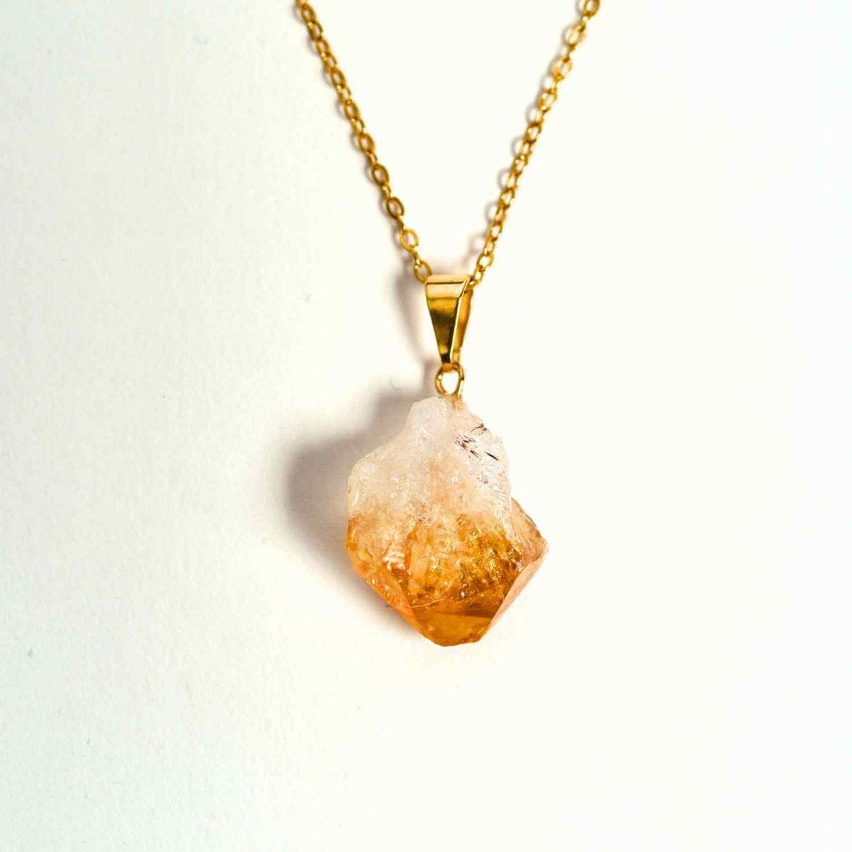 Colier auriu cu pandantiv citrin brut – Energie si Prosperitate