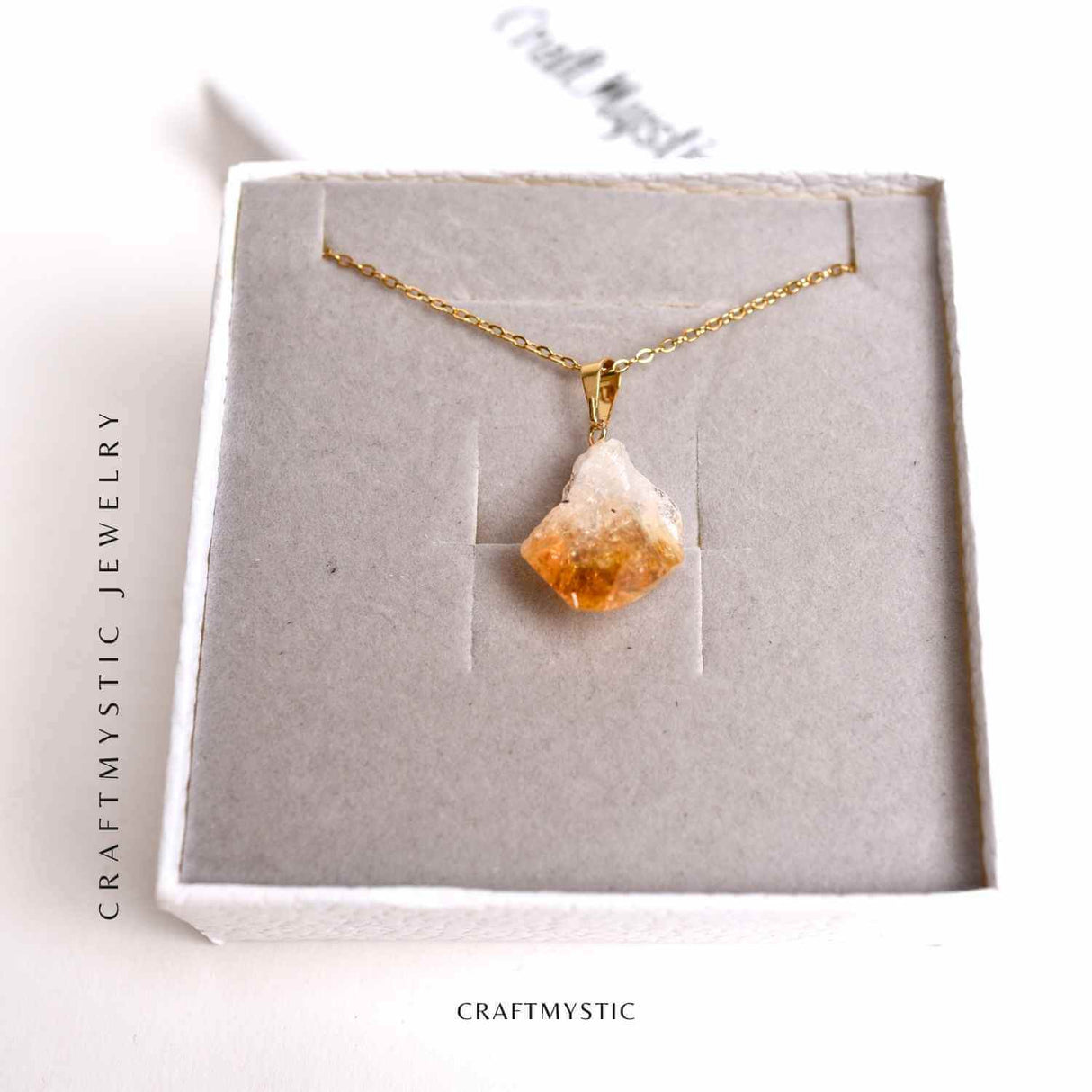 Colier auriu cu pandantiv citrin brut – Energie si Prosperitate