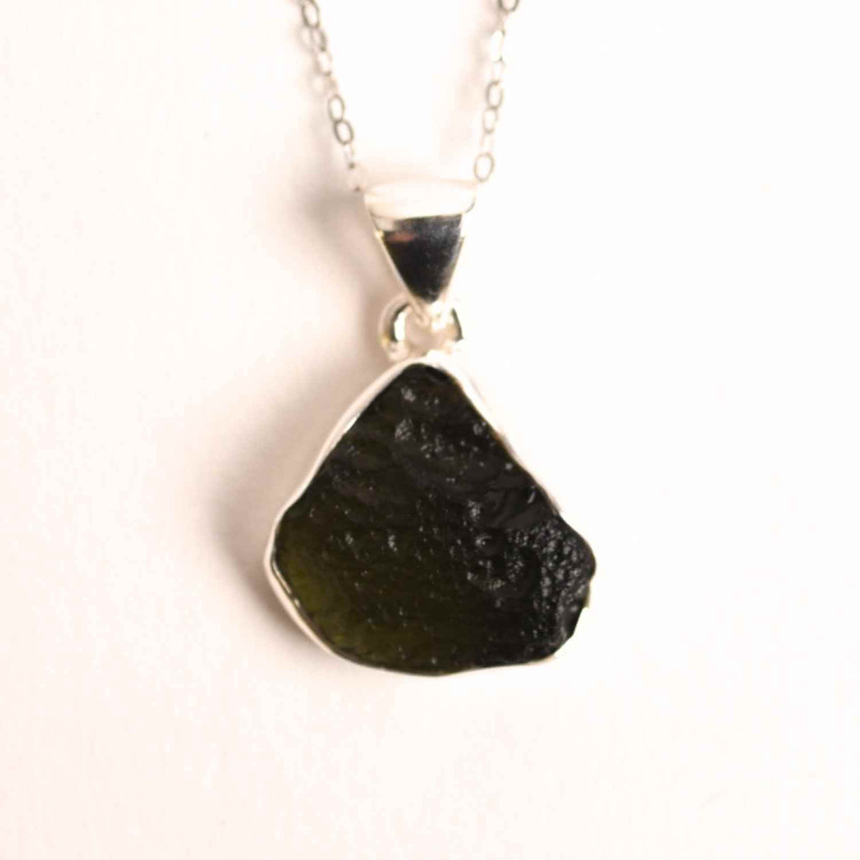 Colier din argint 925 cu moldavit natural – Protectie energetica si transformare interioara