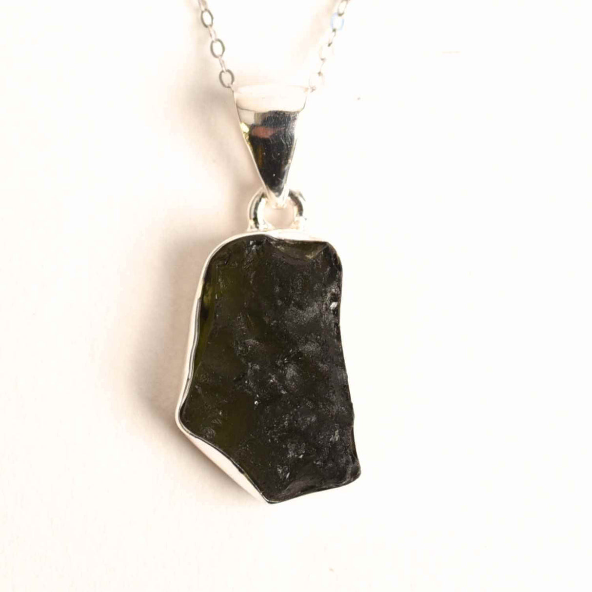 Colier din argint 925 cu moldavit natural – Trezire spirituala si protectie interioara