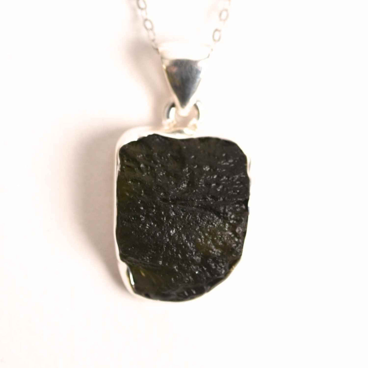 Colier din argint 925 cu moldavit natural – Transformare spirituala si protectie subtila