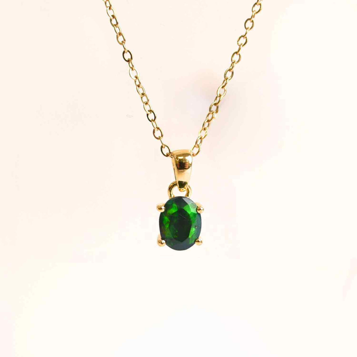 Colier cu Opal Negru fatetat si montura aurita – Protectie si claritate emotionala