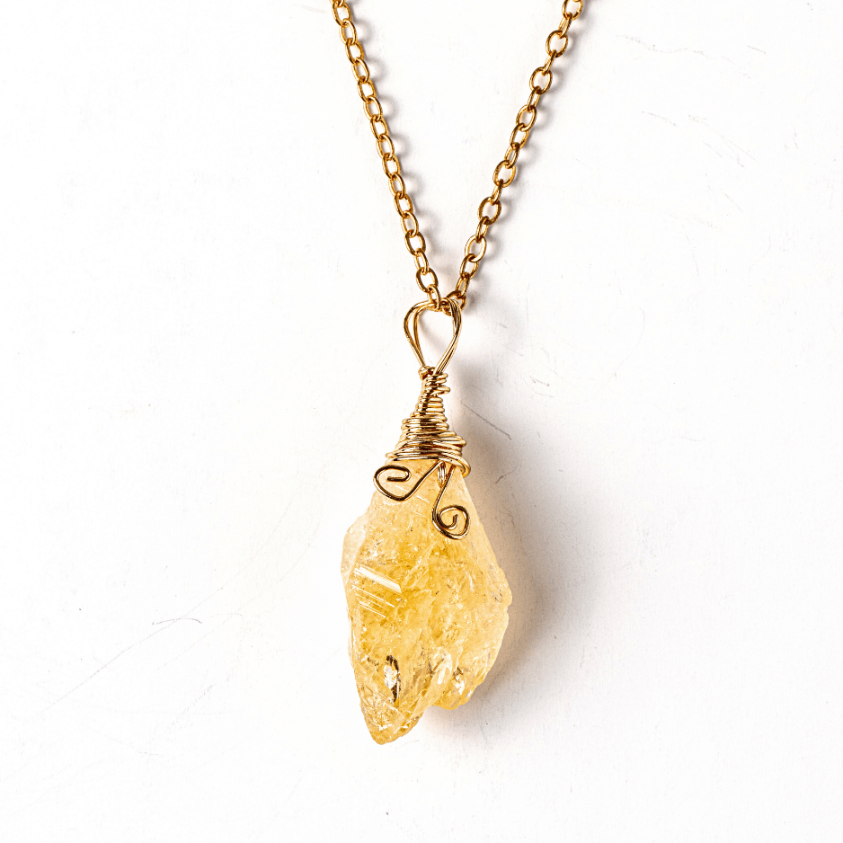 Colier auriu cu Citrin Brut – Prosperitate si Energie Pozitiva