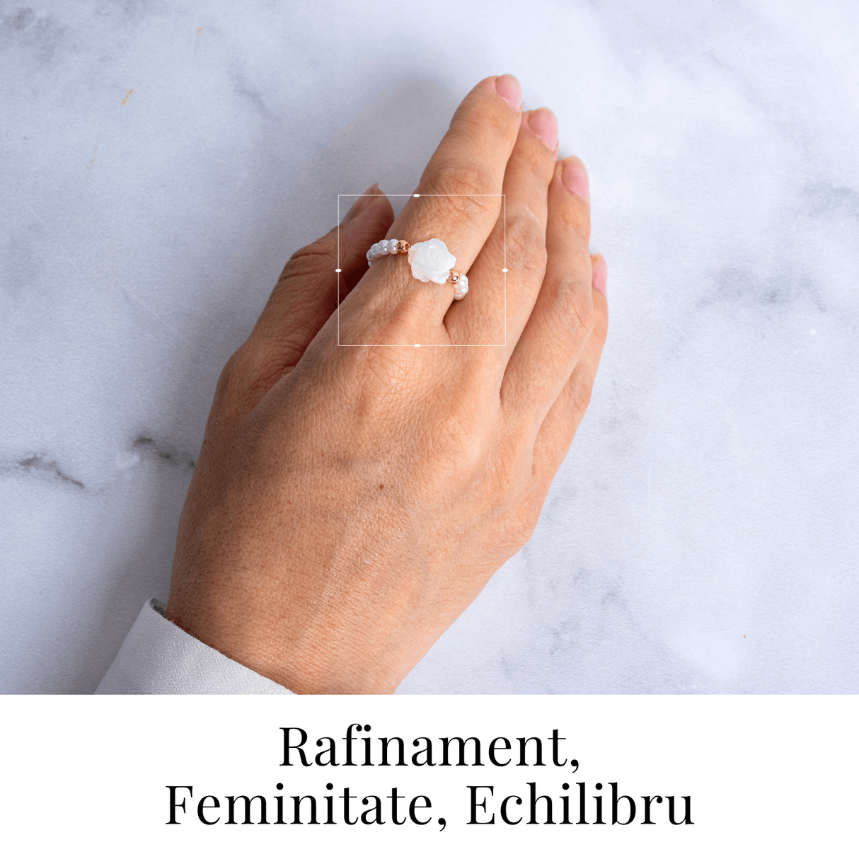 Bijuterie fina cu simbol floral – Inel cu perle si trandafir alb