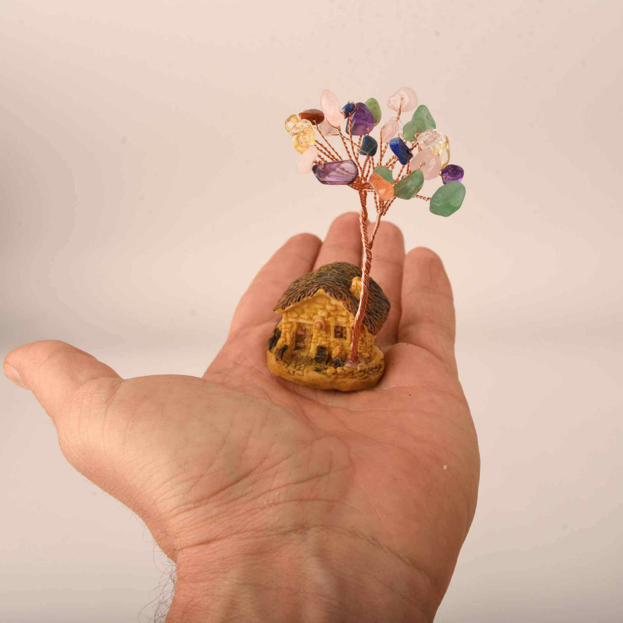 Figurina casuta cu ramuri din cristale naturale 7 chakra